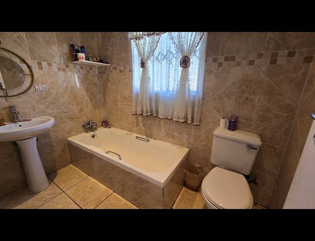4 BEDROOM FREEHOLD FOR SALE IN ALBERTSDAL